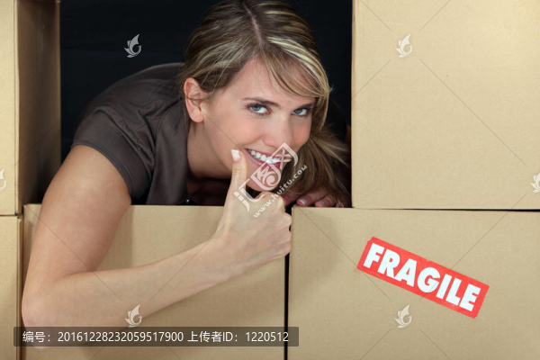 女人站在易碎的盒子里