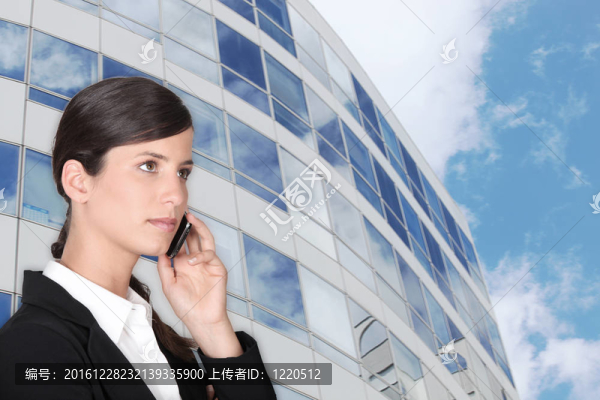 聰明的商人打電話附近的戶外建筑