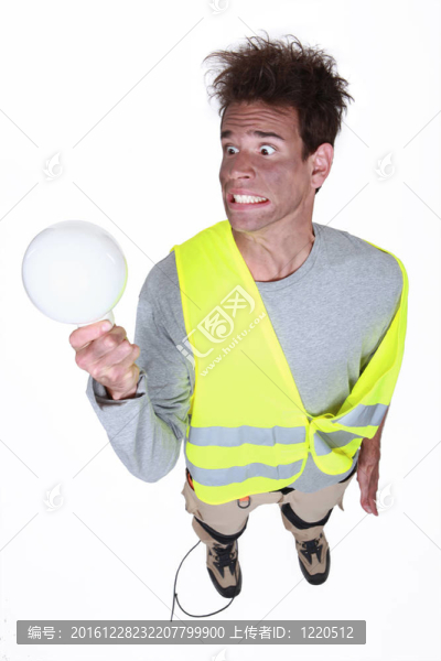 有趣的電工舉行更換燈泡