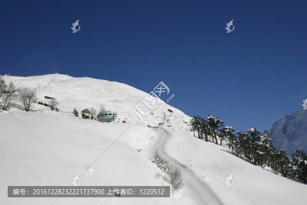 高山；冬季；晴天