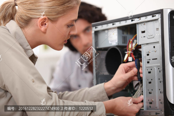 修理電腦硬盤的女人