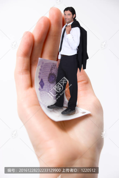 商人站在巨人手里拿著錢