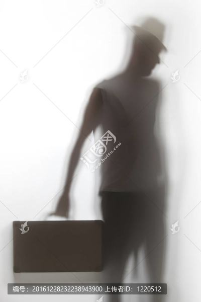 一個(gè)拿著公文包的男人的影子。