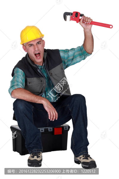 快樂的建造者坐在工具箱上