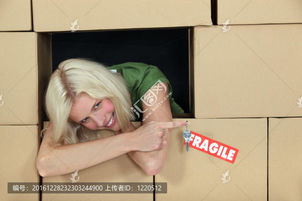 包裹著鑰匙和微笑的包裹包裹的女人