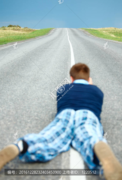 在路上。