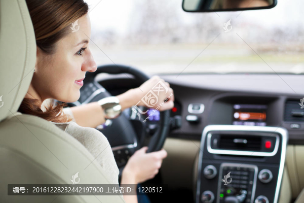 開車的女人