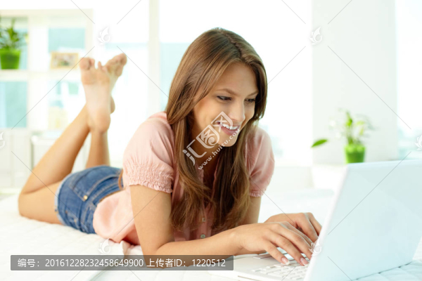 美女與筆記本電腦