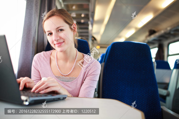 年輕女人使用筆記本電腦
