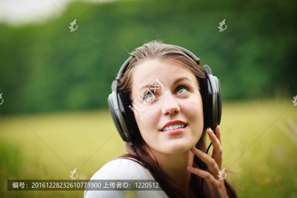 一個漂亮的年輕女人在聽音樂
