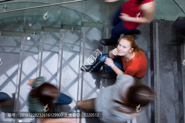 在大學里，學生們上下奔波