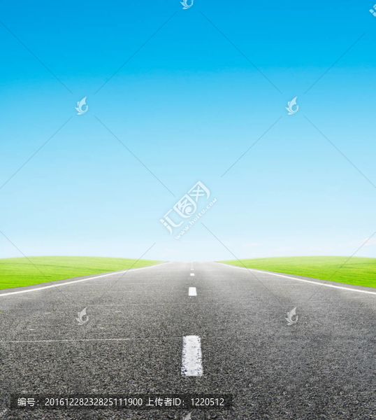 藍天上的綠色田野和道路