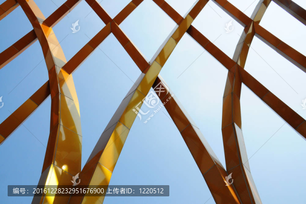 金色鋼結(jié)構(gòu)與藍(lán)天