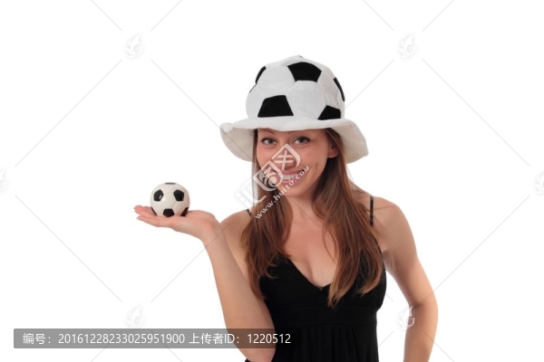 她手掌上有一點(diǎn)足球的女人