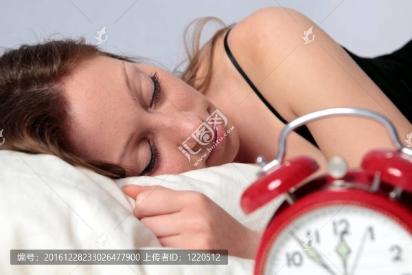 帶鬧鐘的睡女人