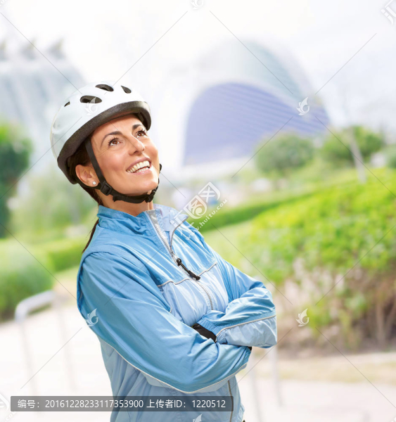 戴著自行車頭盔的中年婦女的肖像