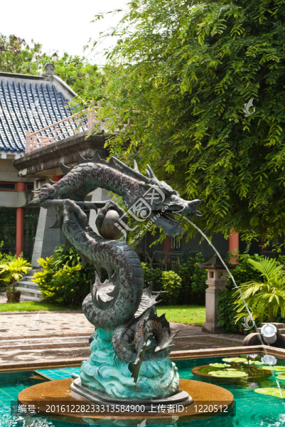 中國式龍雕像。