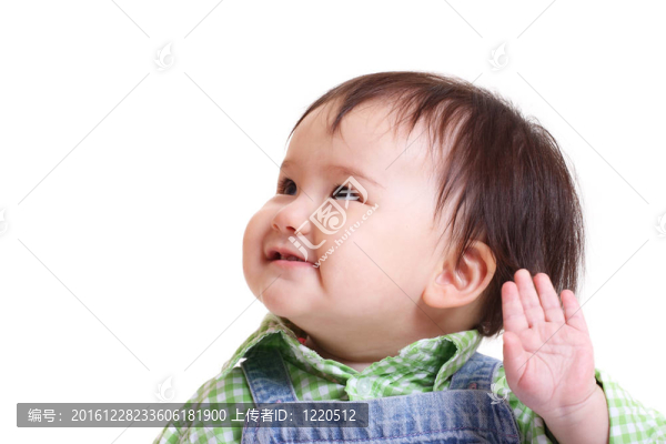 蹣跚學步的孩子揮手