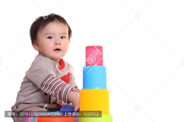 幼兒玩堆疊杯