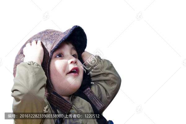 一個(gè)小男孩穿著舊飛行員制服感到驚訝和著迷
