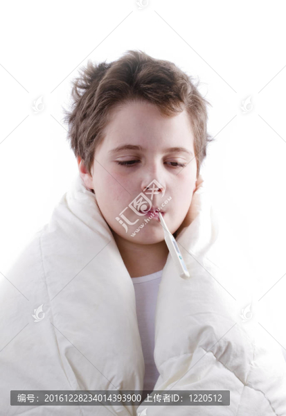 發(fā)燒的金發(fā)小孩；用數(shù)字溫度計(jì)