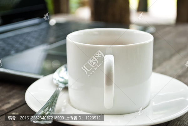 咖啡杯和筆記本電腦。