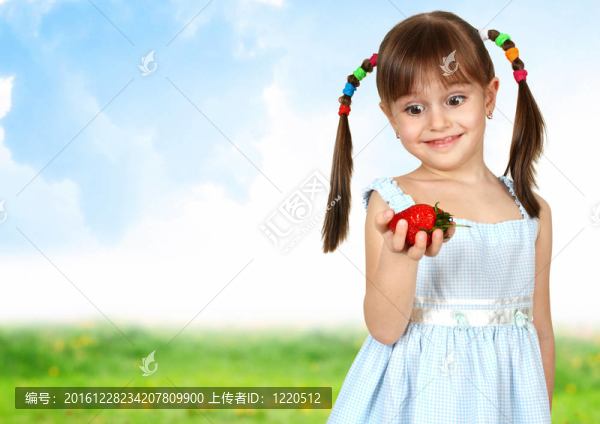 有趣的驚喜女孩與草莓女孩