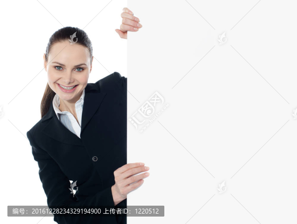 商人拿著一個(gè)長(zhǎng)長(zhǎng)的橫幅廣告