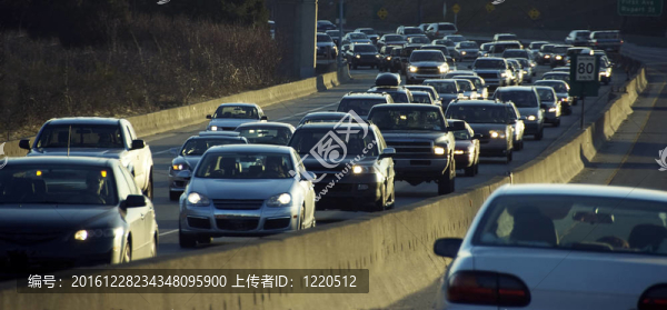 高速公路上的汽車