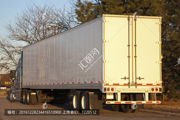 清晨看到半卡車