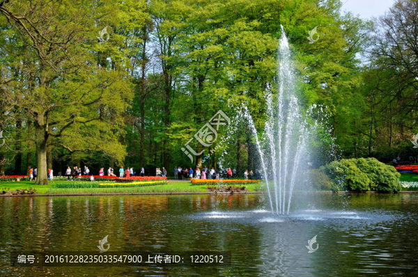 在庫肯霍夫公園的荷蘭河中的噴泉