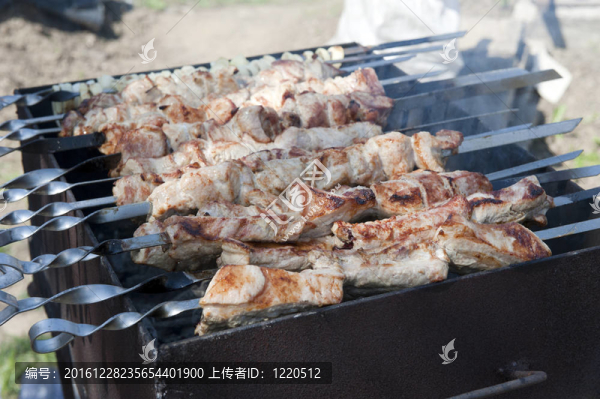 明火上的肉