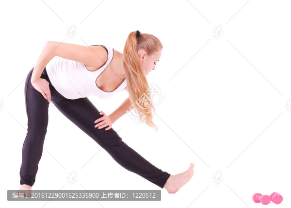 健身房里有免費舉重的女孩