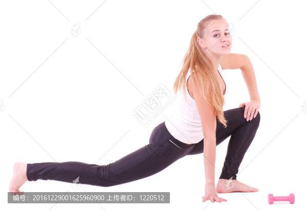 健身房里有免費(fèi)舉重的女孩