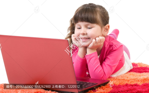 可愛(ài)的小女孩與筆記本電腦