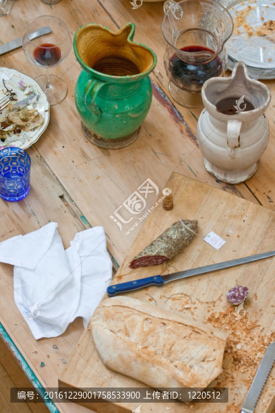 意大利臘腸面包和酒；