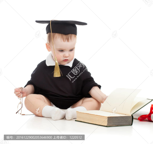 嬰兒在院士衣服卷和書