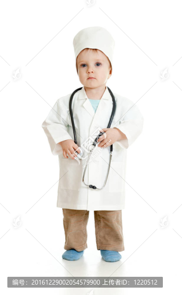 可愛的男孩與醫(yī)生的衣服和泰迪熊超過白色