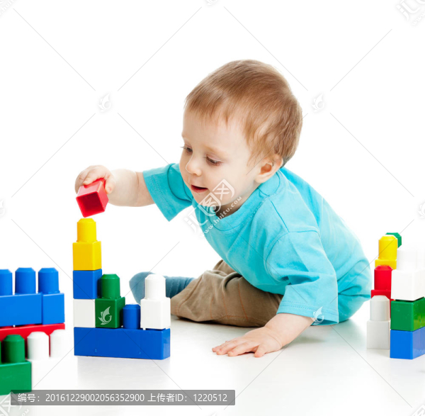 小開朗的孩子帶著白色背景的建筑