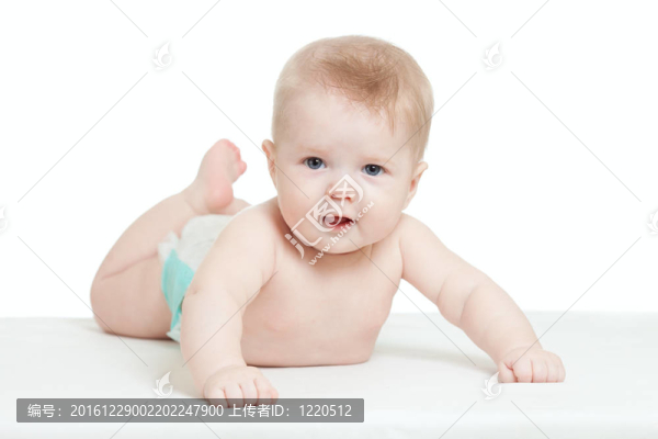 有趣的男嬰躺在肚子上孤立的白色背景