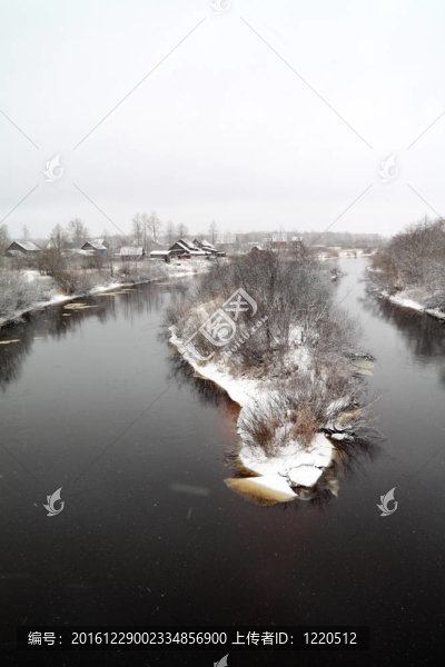 海岸河上的雪村