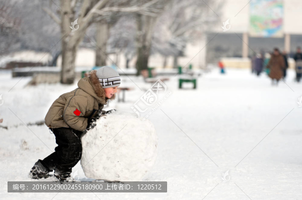 男孩造型的雪人