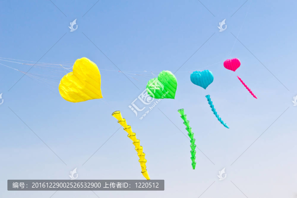 彩色愛心風(fēng)箏對藍(lán)天