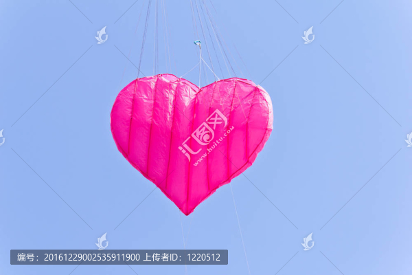 愛(ài)心風(fēng)箏對(duì)藍(lán)天