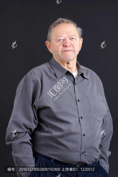 老人雙手放在口袋里