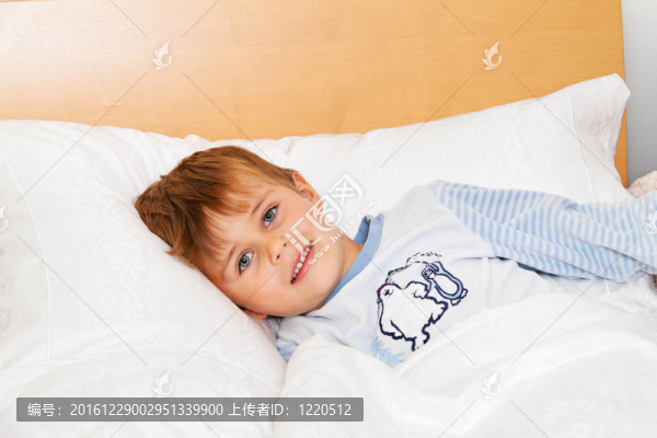 孩子躺在臥室的床上