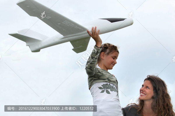 小女孩玩小型飛機(jī)模型