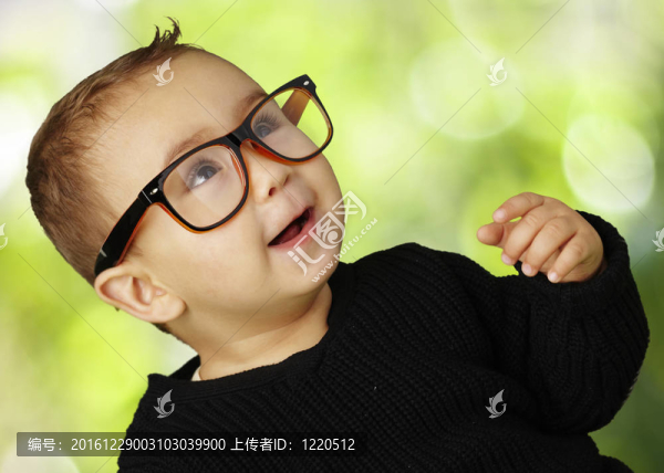 可愛的孩子穿著老式的眼鏡對自然的肖像