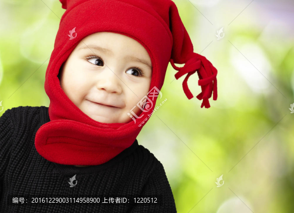 一個(gè)可愛的孩子在冬天穿著冬天的衣服微笑的肖像
