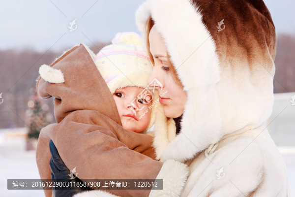冬天帶著孩子的媽媽